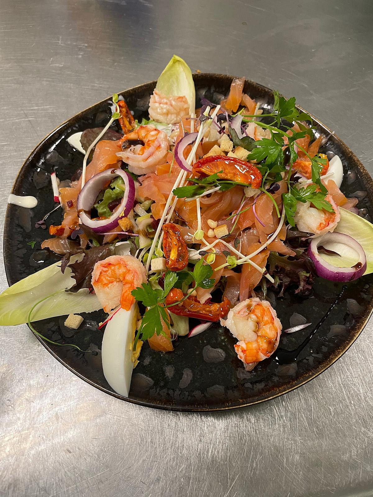 Dagverse specialiteit met zalm, garnaal en fijne garnituur